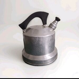 Vintage Classic Silver Kettle with Black Handle. Perfeft Home Or Business Decor